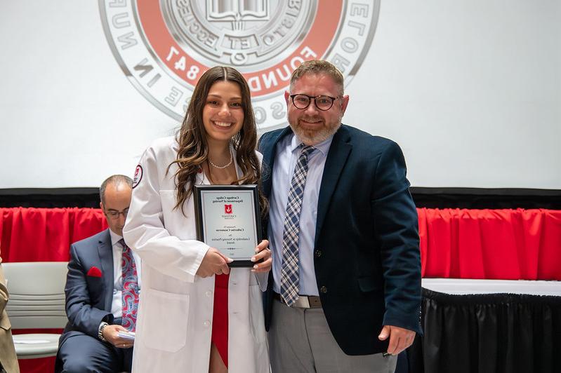 教授J. 亚历克斯·汤普森 和 Catherine Casanovas '23, recipient of the Leadership in Nursing Practice Award, at the 2023 Nursing Pinnin...